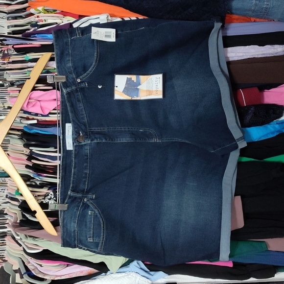 NWT Royalty For Me Plus Size Cuffed Denim Short  24W - Picture 2 of 6